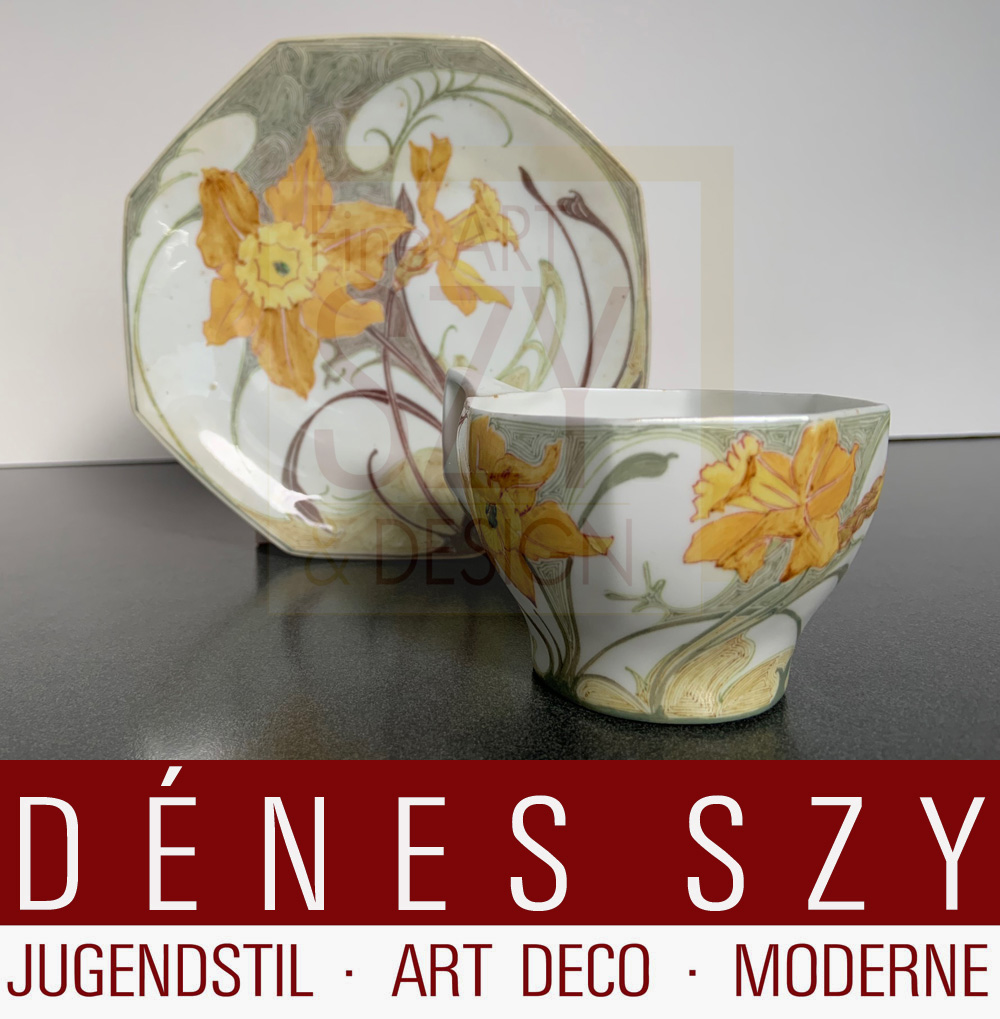 Tazza da tè in stile Art Nouveau su piattino con decoro narcisi, Design: Samuel Schellink 1900-07, Haagsche Plateelbakkerij Rozenburg, L'Aia 1907