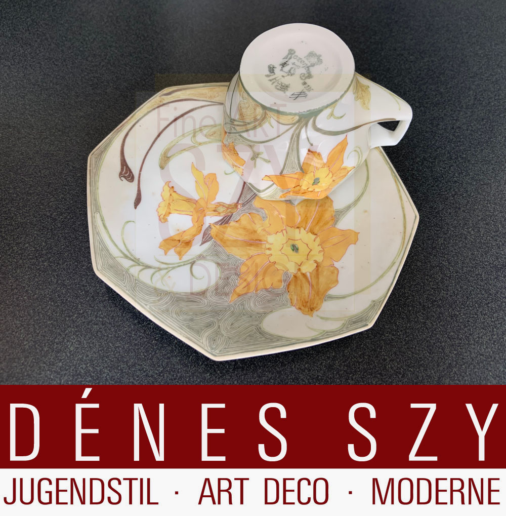 Tazza da tè in stile Art Nouveau su piattino con decoro narcisi, Design: Samuel Schellink 1900-07, Haagsche Plateelbakkerij Rozenburg, L'Aia 1907