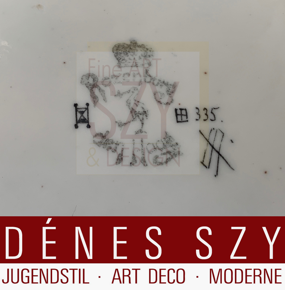 Tazza da tè in stile Art Nouveau su piattino con decoro narcisi, Design: Samuel Schellink 1900-07, Haagsche Plateelbakkerij Rozenburg, L'Aia 1907