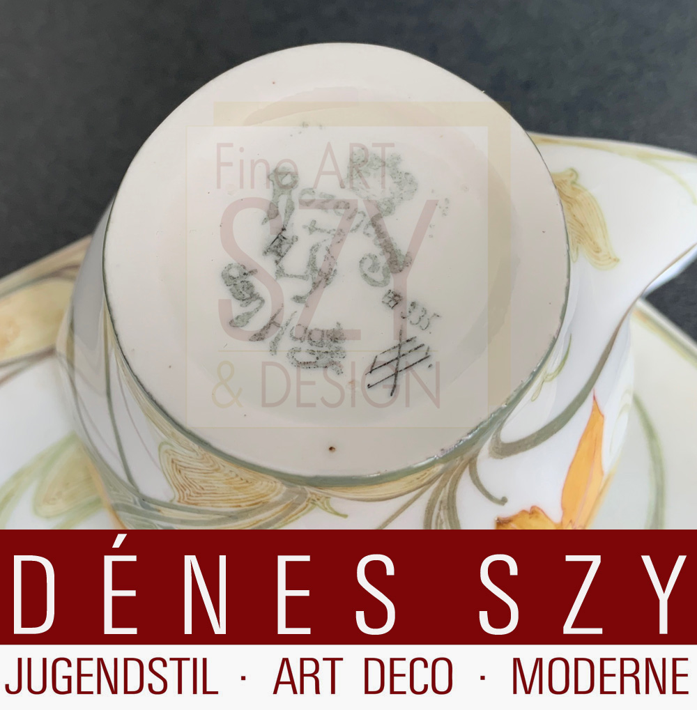 Tazza da tè in stile Art Nouveau su piattino con decoro narcisi, Design: Samuel Schellink 1900-07, Haagsche Plateelbakkerij Rozenburg, L'Aia 1907