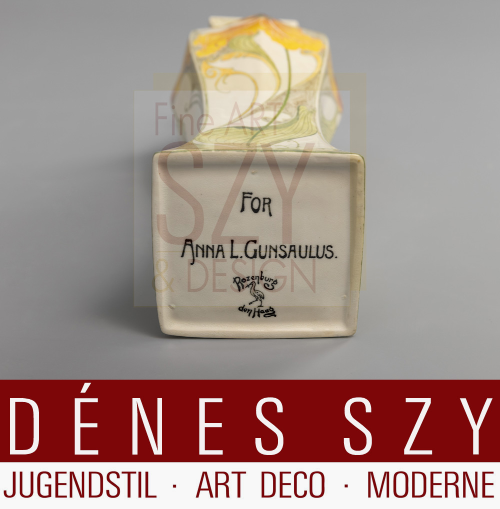 Vaso unico Art Nouveau, Porcellana guscio d'uovo, Pittura a smalto con decoro floreale, Esecuzione: Haagsche Plateelbakkerij Rozenburg, L'Aia 1908, con l'iscrizione "For Anna L Gunsaulus"