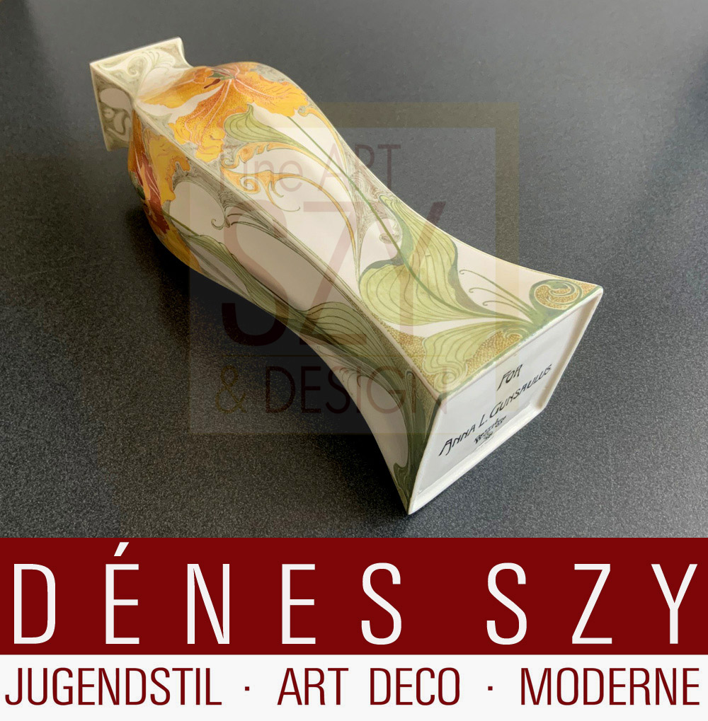 Vaso unico Art Nouveau, Porcellana guscio d'uovo, Pittura a smalto con decoro floreale, Esecuzione: Haagsche Plateelbakkerij Rozenburg, L'Aia 1908, con l'iscrizione "For Anna L Gunsaulus"