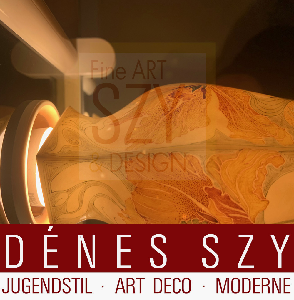 Vaso unico Art Nouveau, Porcellana guscio d'uovo, Pittura a smalto con decoro floreale, Esecuzione: Haagsche Plateelbakkerij Rozenburg, L'Aia 1908, con l'iscrizione "For Anna L Gunsaulus"