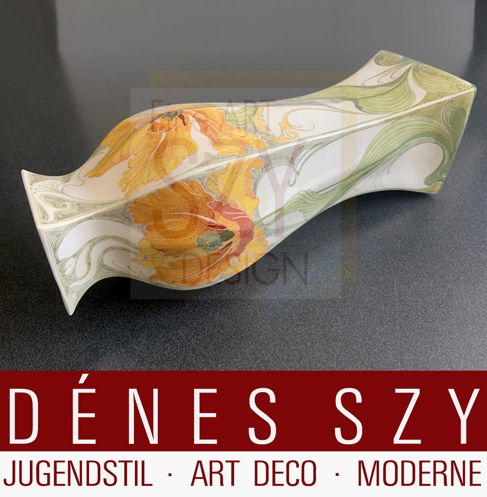 Vaso unico Art Nouveau, Porcellana guscio d'uovo, Pittura a smalto con decoro floreale, Esecuzione: Haagsche Plateelbakkerij Rozenburg, L'Aia 1908, con l'iscrizione "For Anna L Gunsaulus"