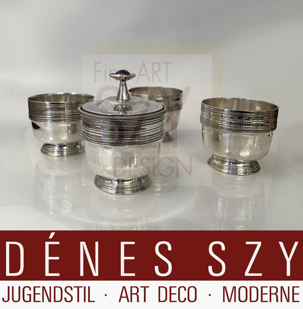 Set di quattro coppe con un coperchio, Design ed esecuzione: Gotthold Schönwandt, Nordeck, Germania metà del XX secolo, Argento 835, coperchio con lapilazuli