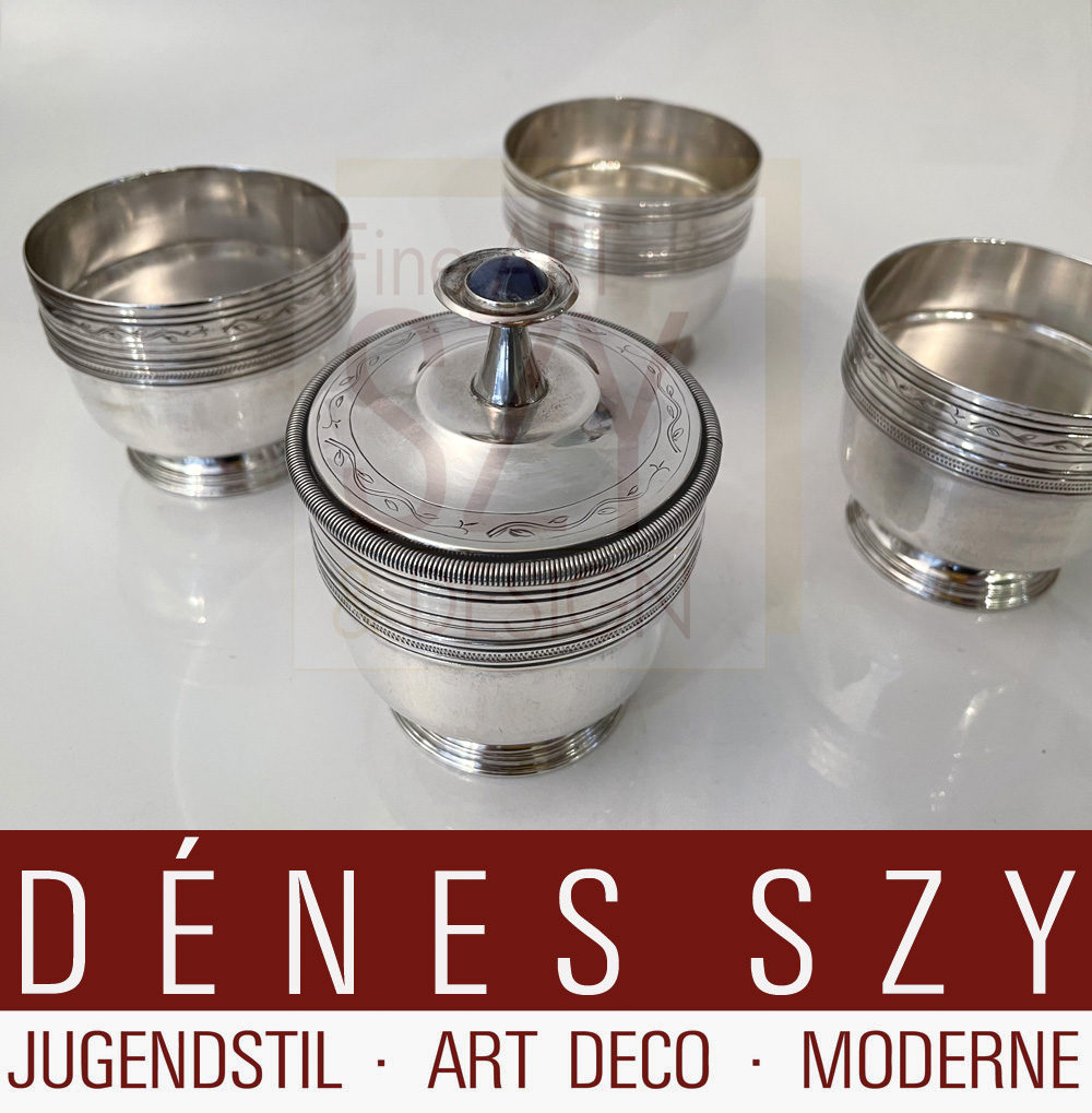 Set di quattro coppe con un coperchio, Design ed esecuzione: Gotthold Schönwandt, Nordeck, Germania metà del XX secolo, Argento 835, coperchio con lapilazuli