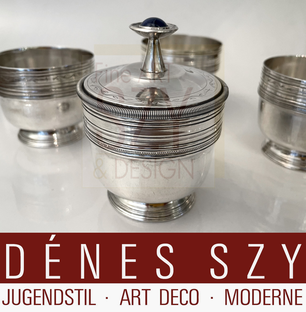 Set di quattro coppe con un coperchio, Design ed esecuzione: Gotthold Schönwandt, Nordeck, Germania metà del XX secolo, Argento 835, coperchio con lapilazuli