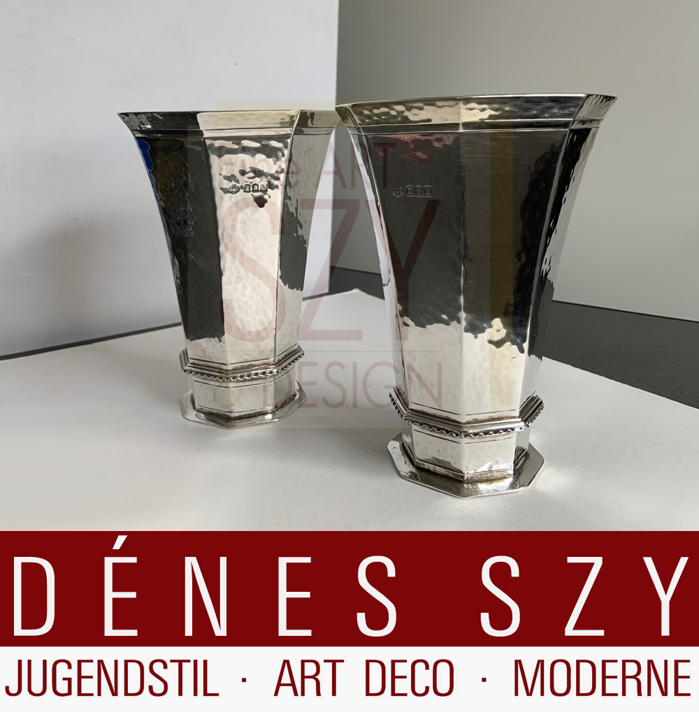 Paio di vasi, Design ed esecuzione: Carrington & Company, Londra 1905, Inghilterra, Britannia Standard = argento 950, finitura martellata