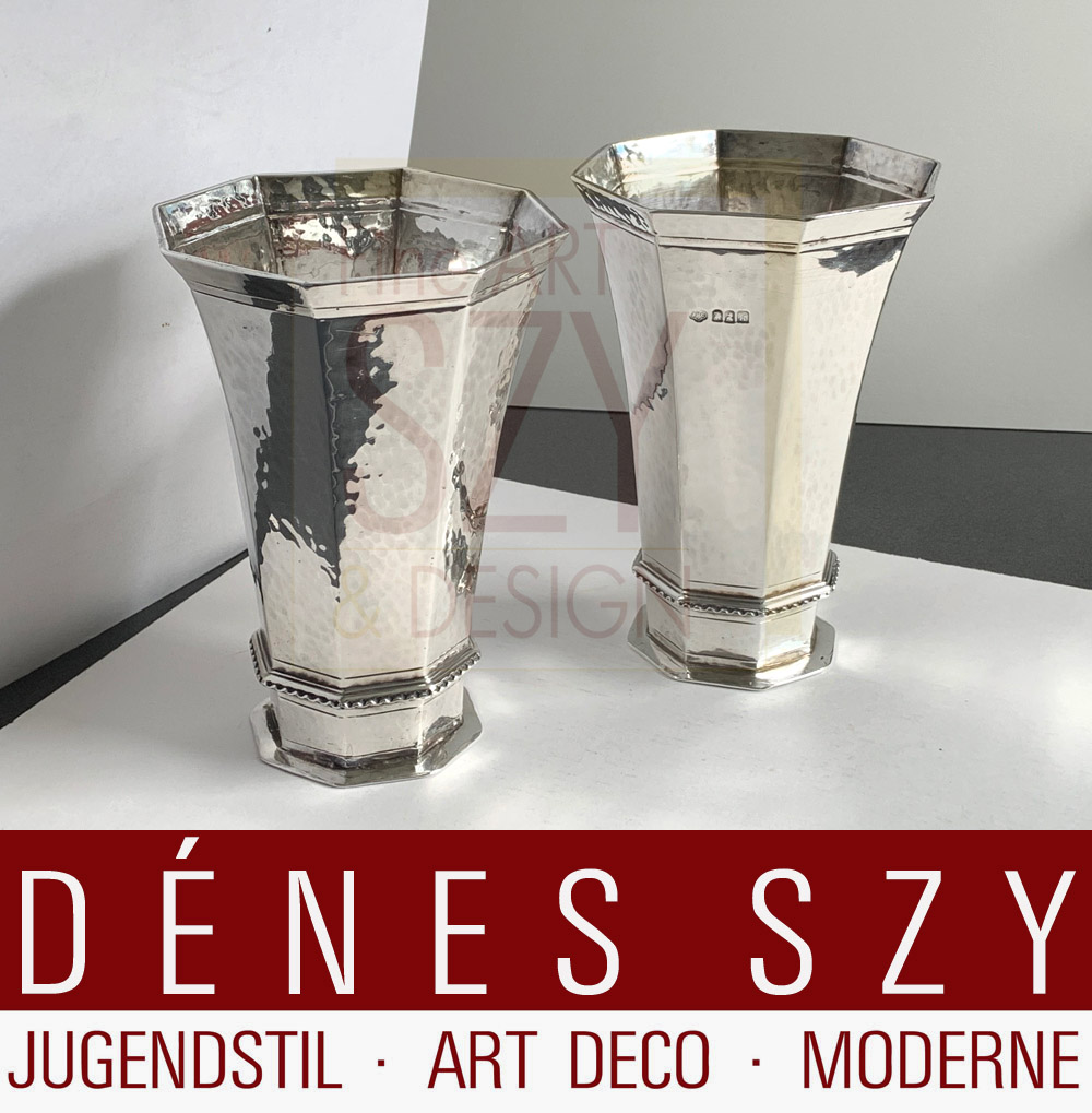 Paio di vasi, Design ed esecuzione: Carrington & Company, Londra 1905, Inghilterra, Britannia Standard = argento 950, finitura martellata