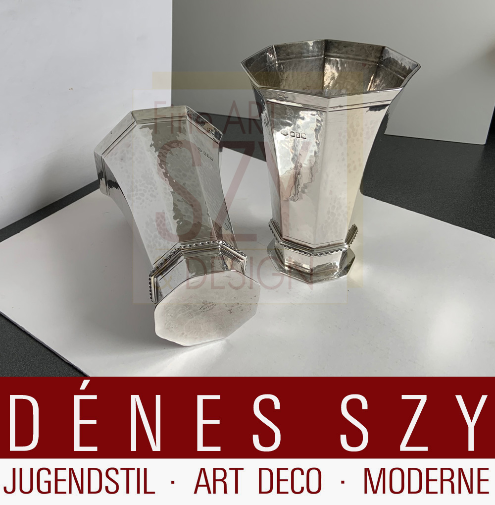 Paio di vasi, Design ed esecuzione: Carrington & Company, Londra 1905, Inghilterra, Britannia Standard = argento 950, finitura martellata