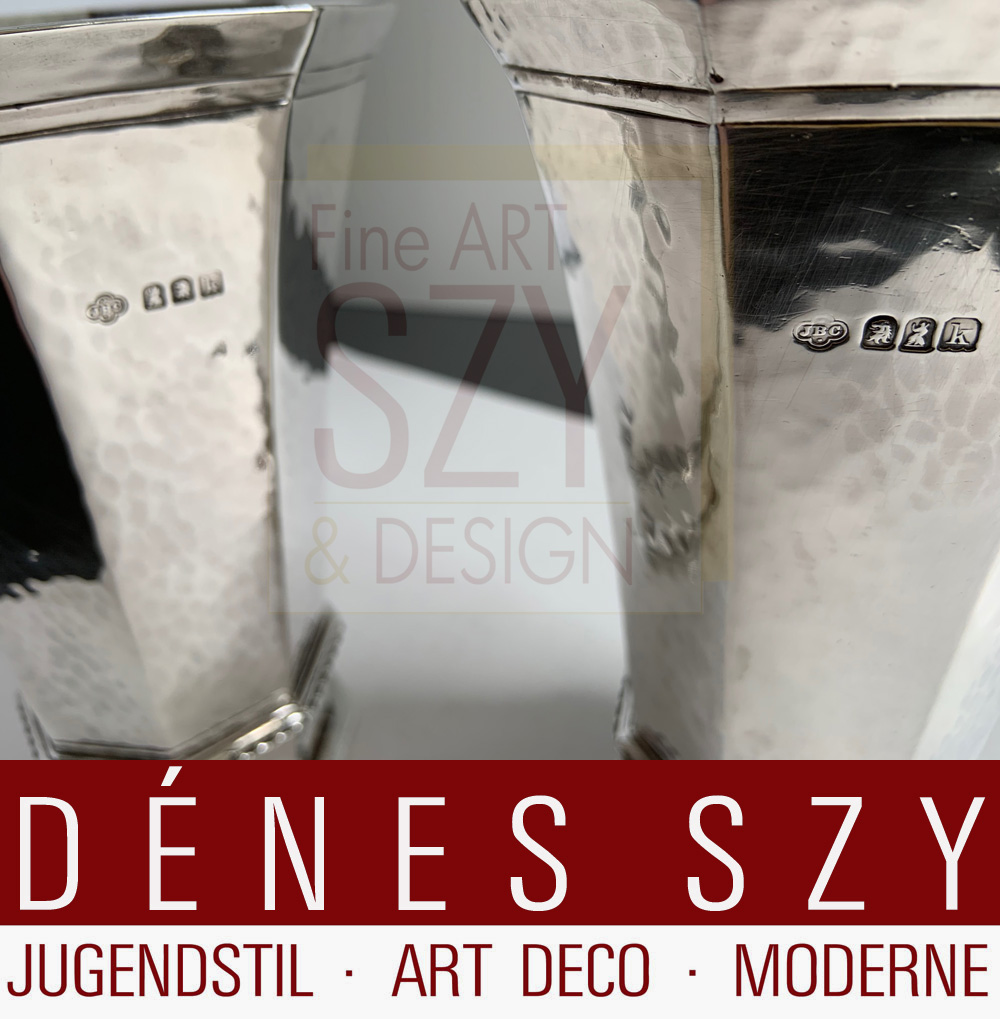 Paio di vasi, Design ed esecuzione: Carrington & Company, Londra 1905, Inghilterra, Britannia Standard = argento 950, finitura martellata