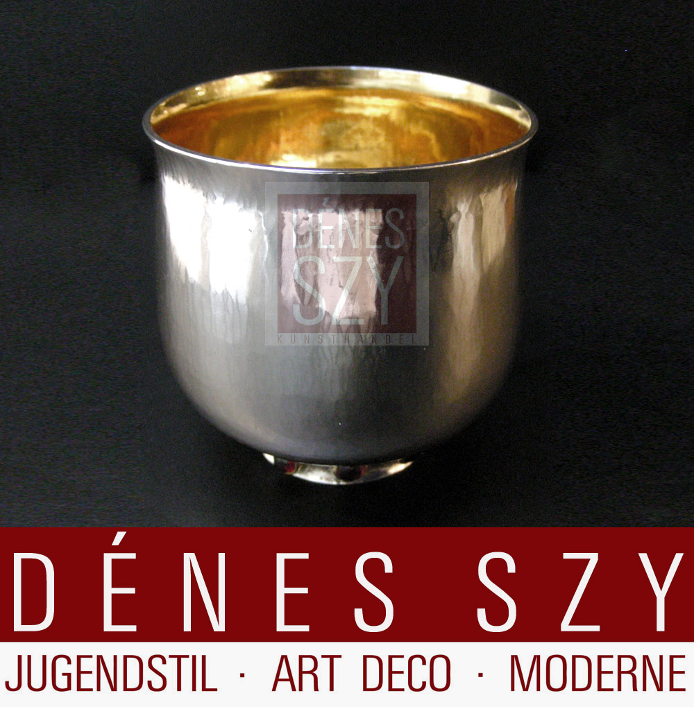 Coppa in argento con gemme rosse e indoratura dentro