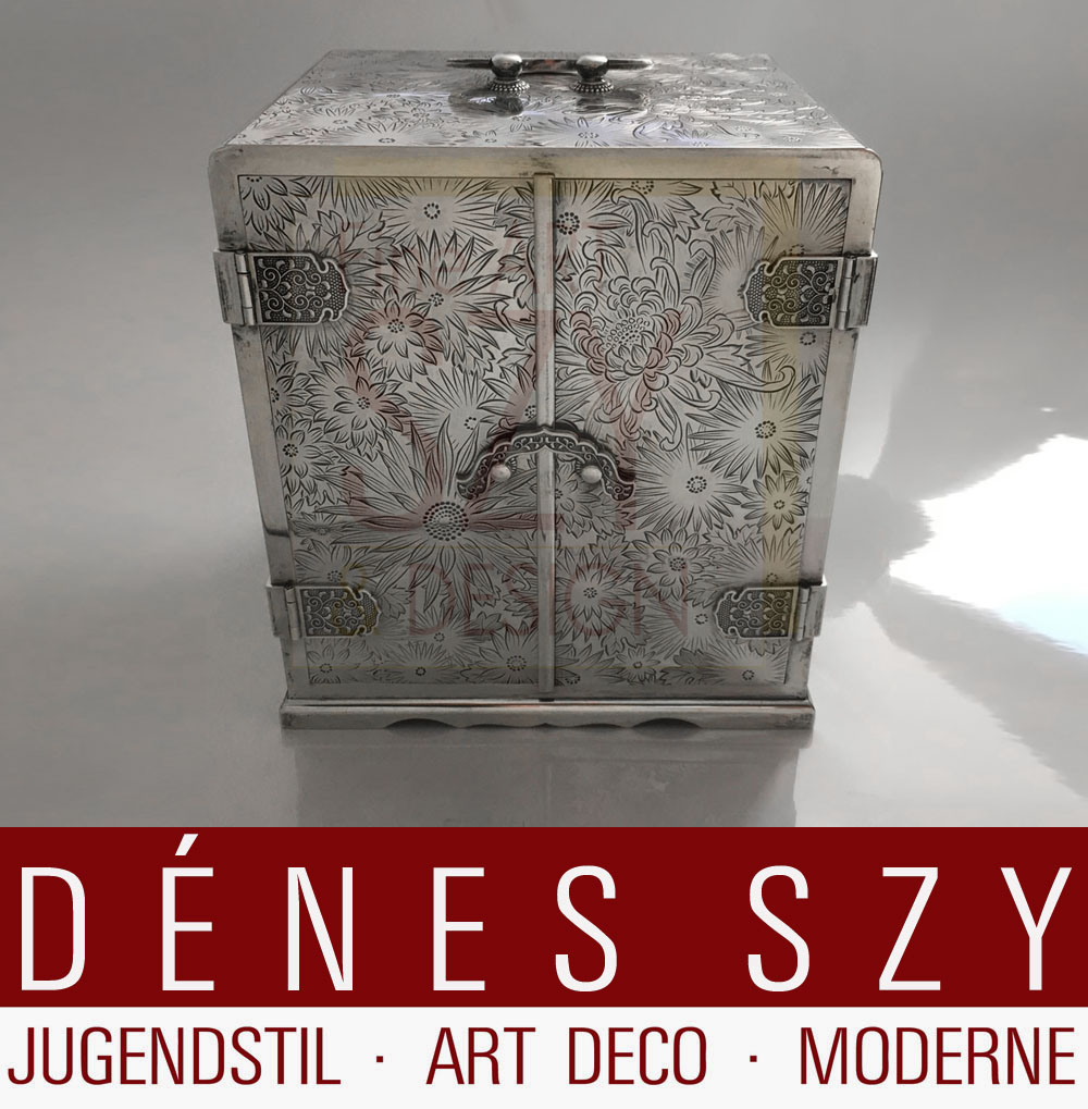 Sterling Silber SchmPortagioie in argento sterling a forma di cubo con quattro cassetti in legno pregiato, rivestiti in velluto, tutti i lati riccamente incisi, cesellati con motivi floreali, Design ed esecuzione: Giappone XIX / XX secolo, argento sterlinguckkasten, mit vier Schubfächern aus Edelholz mit Samt ausgekleidet, alle Seiten aufwendig ziseliert mit floralen Motiven, Entwurf und Ausführung: Japan 19. / 20. Jahrhundert, Sterling Silber