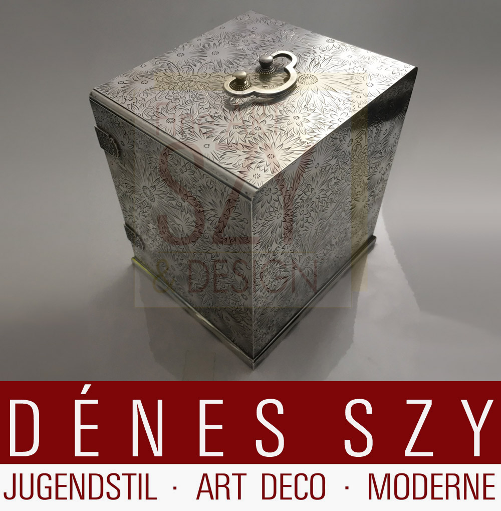 Sterling Silber SchmucPortagioie in argento sterling a forma di cubo con quattro cassetti in legno pregiato, rivestiti in velluto, tutti i lati riccamente incisi, cesellati con motivi floreali, Design ed esecuzione: Giappone XIX / XX secolo, argento sterlingkkasten, mit vier Schubfächern aus Edelholz mit Samt ausgekleidet, alle Seiten aufwendig ziseliert mit floralen Motiven, Entwurf und Ausführung: Japan 19. / 20. Jahrhundert, Sterling Silber