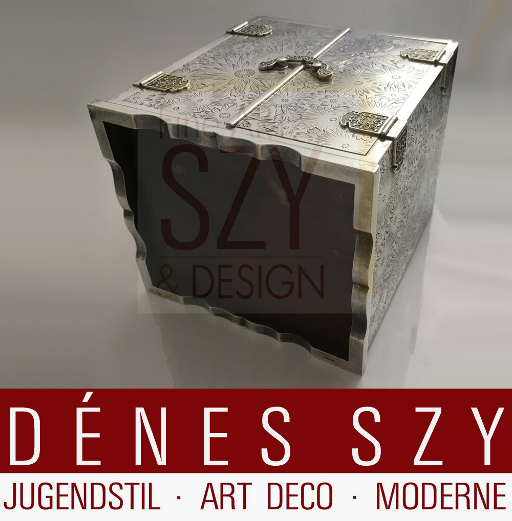 Portagioie in argento sterling a forma di cubo con quattro cassetti in legno pregiato, rivestiti in velluto, tutti i lati riccamente incisi, cesellati con motivi floreali, Design ed esecuzione: Giappone XIX / XX secolo, argento sterling