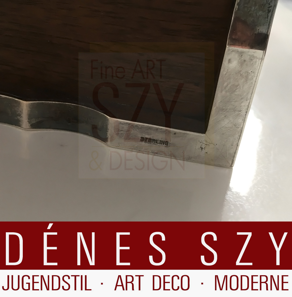 Portagioie in argento sterling a forma di cubo con quattro cassetti in legno pregiato, rivestiti in velluto, tutti i lati riccamente incisi, cesellati con motivi floreali, Design ed esecuzione: Giappone XIX / XX secolo, argento sterling