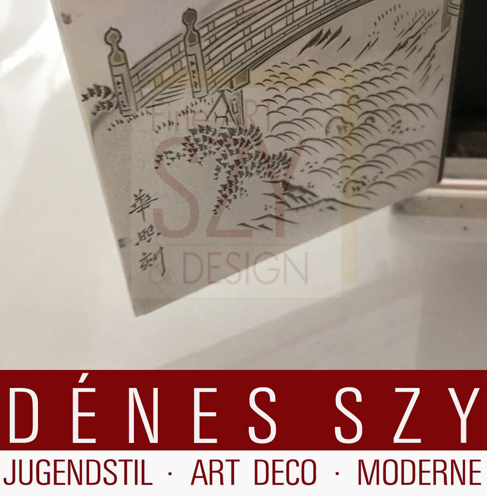 Sterling Silber SchmuckPortagioie in argento sterling a forma di cubo con quattro cassetti in legno pregiato, rivestiti in velluto, tutti i lati riccamente incisi, cesellati con motivi floreali, Design ed esecuzione: Giappone XIX / XX secolo, argento sterlingkasten, mit vier Schubfächern aus Edelholz mit Samt ausgekleidet, alle Seiten aufwendig ziseliert mit floralen Motiven, Entwurf und Ausführung: Japan 19. / 20. Jahrhundert, Sterling Silber