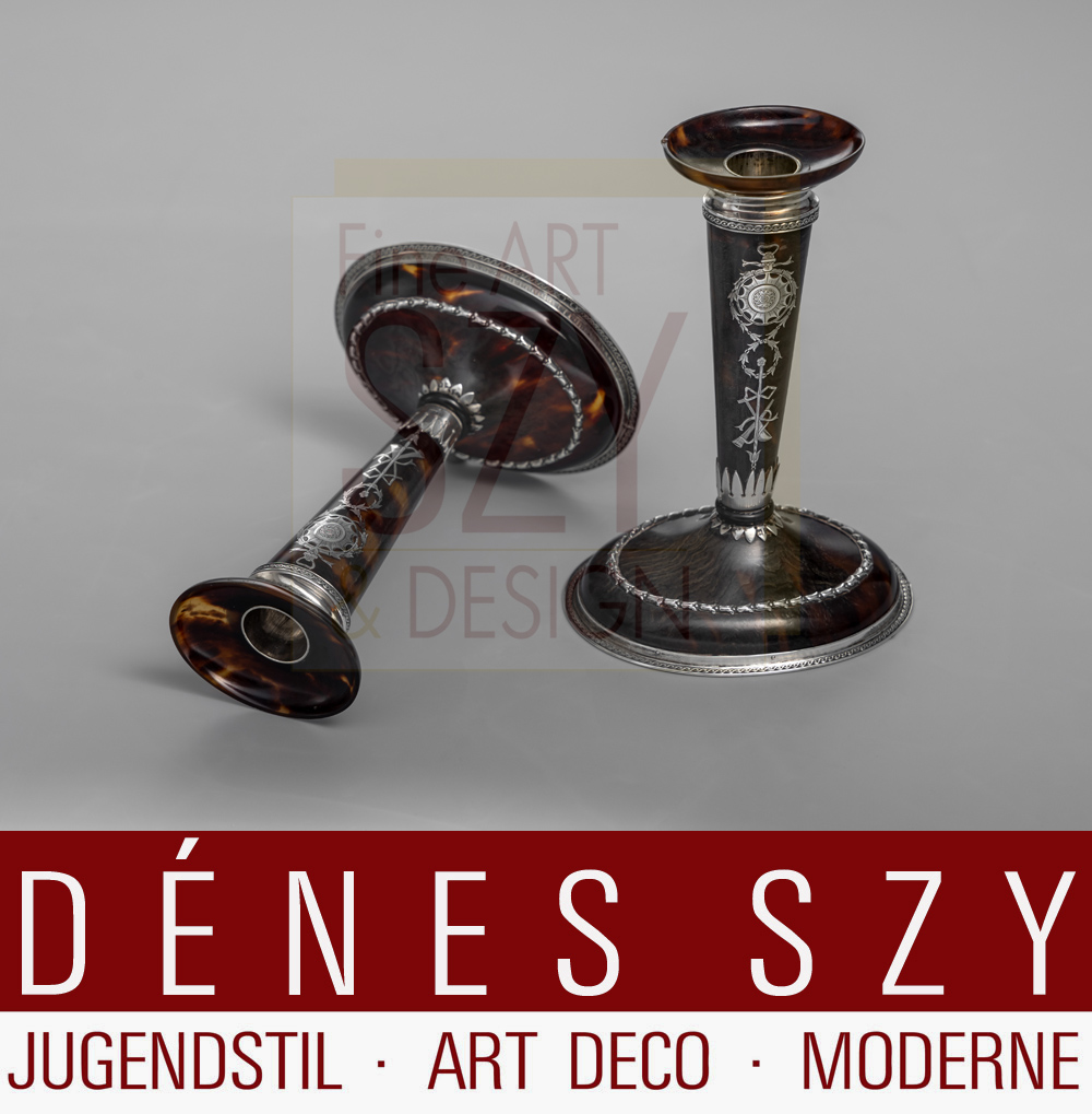 Englisches Leuchterpaar Edwardian era, mit ovalem Fuß und ovaler Tülle, Schildpatt und Sterling Silber, Dekor aus Bändern, Kränzen und Musikinstrumenten, Entwurf und Ausführung: William Comyns & Sons (1858-1930er), London 1911