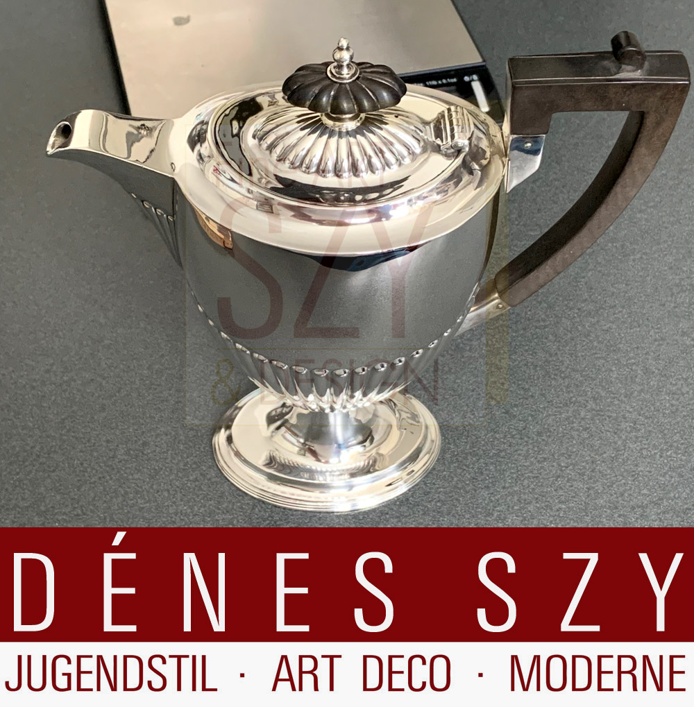 Caffettiera d'argento, Design ed esecuzione: Walker & Hall, Sheffield England 1904, argento sterling 925, legno pregiato