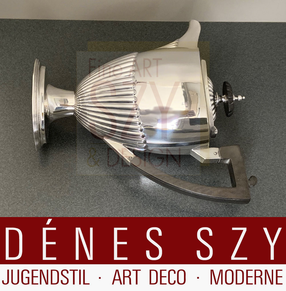 Caffettiera d'argento, Design ed esecuzione: Walker & Hall, Sheffield England 1904, argento sterling 925, legno pregiato