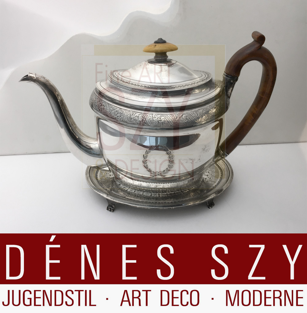 Teiera con manico in legno pregiato e pomello, Design ed esecuzione: Londra, Inghilterra 1800 (teiera) e 1810 (vassoio), argento sterling