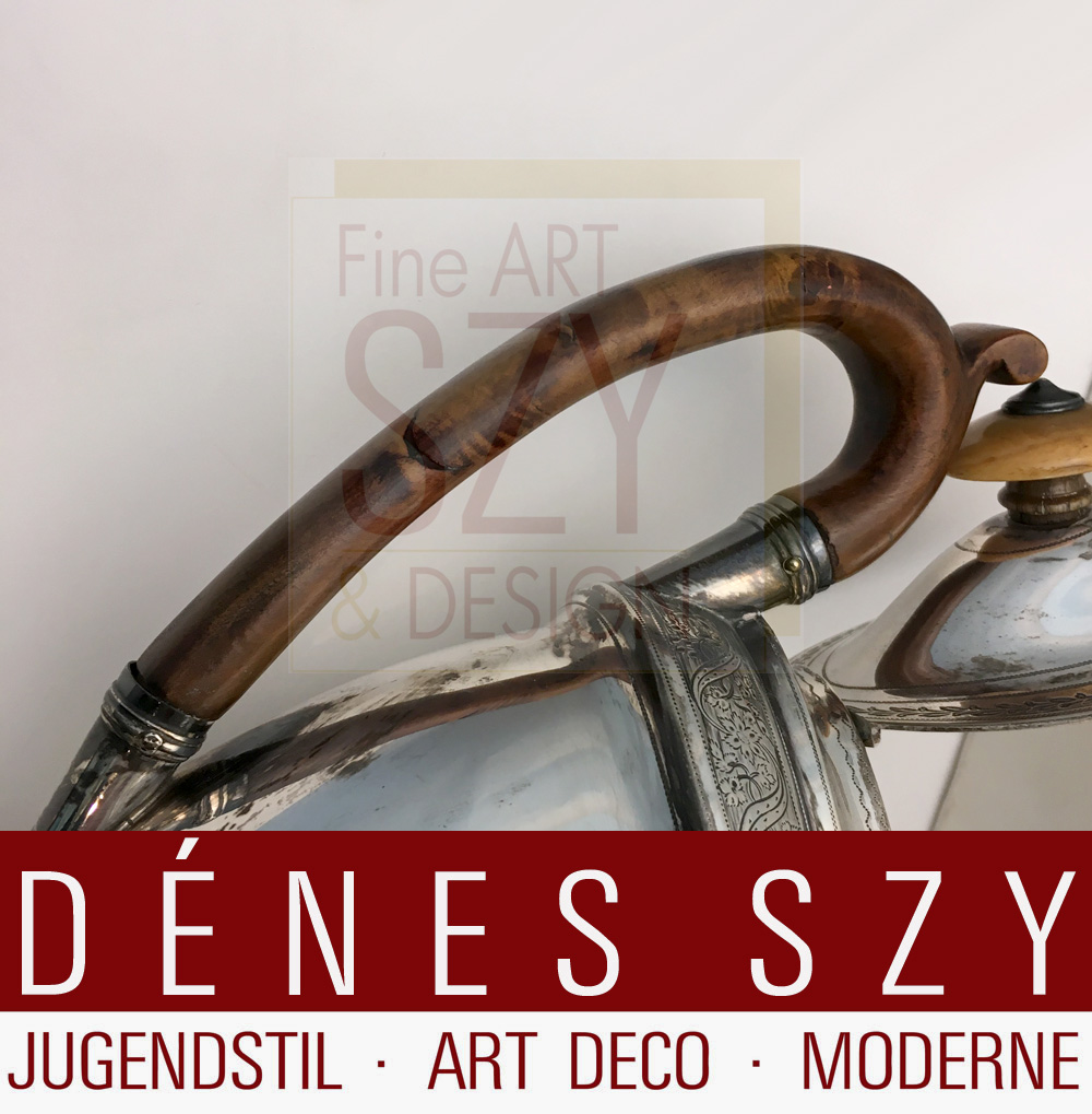 Teiera con manico in legno pregiato e pomello, Design ed esecuzione: Londra, Inghilterra 1800 (teiera) e 1810 (vassoio), argento sterling