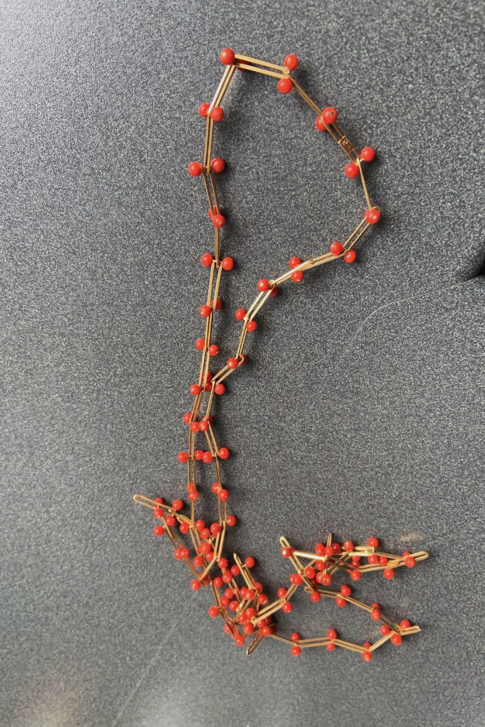 Goldschmuck, Kette, 18 Karat Gold mit Korallenperlen, Mid Century Modern, Künstlerschmuck, Handarbeit, Design Ilse und Thomas Dawo um 1960, signiert.