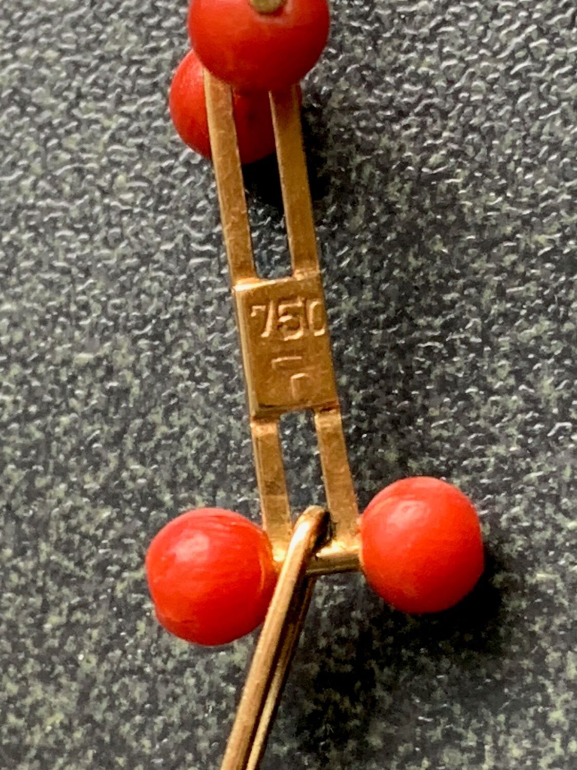 Goldschmuck, Kette, 18 Karat Gold mit Korallenperlen, Mid Century Modern, Künstlerschmuck, Handarbeit, Design Ilse und Thomas Dawo um 1960, signiert.