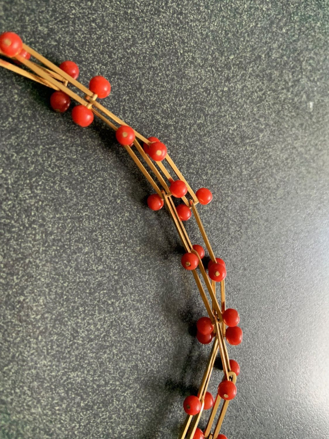 Goldschmuck, Kette, 18 Karat Gold mit Korallenperlen, Mid Century Modern, Künstlerschmuck, Handarbeit, Design Ilse und Thomas Dawo um 1960, signiert.