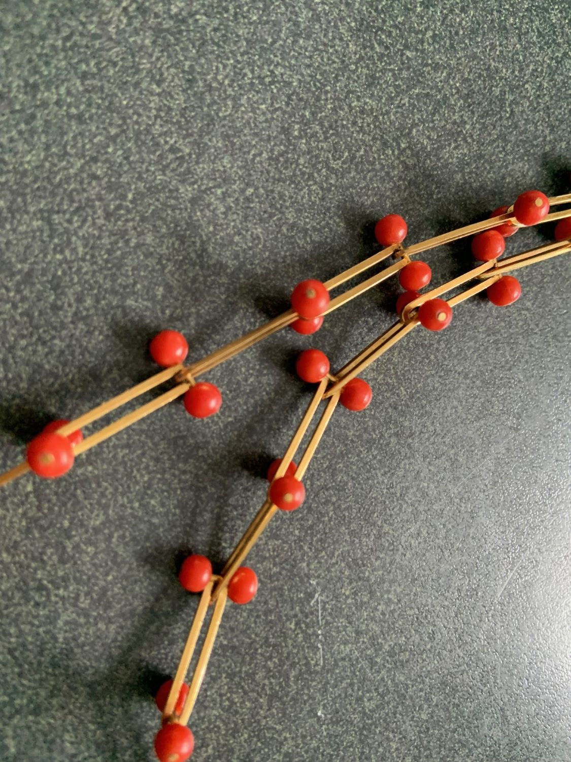 Goldschmuck, Kette, 18 Karat Gold mit Korallenperlen, Mid Century Modern, Künstlerschmuck, Handarbeit, Design Ilse und Thomas Dawo um 1960, signiert.