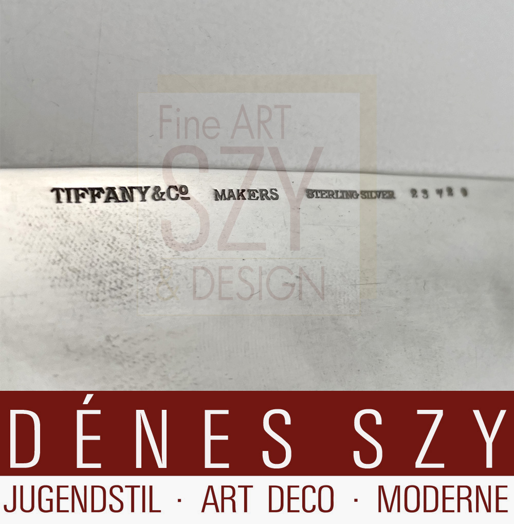 Ciotola quadrata in argento sterling, vassoio, Motivo: modello 23729 1950/51, Esecuzione: Tiffany and Co. New York XX secolo, argento sterling