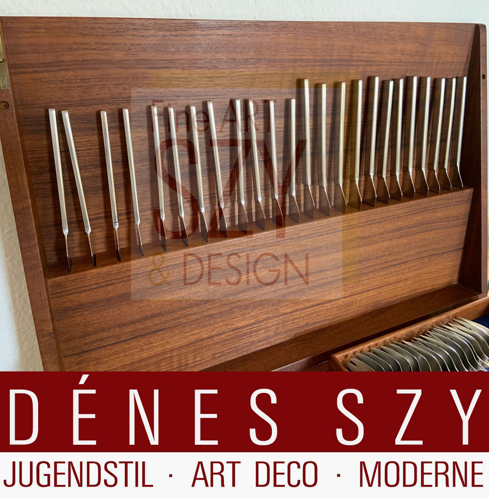 Komplettes Besteck Set für 12 Personen mit Vorlegern, Muster TUJA / TANAQVIL, Entwurf: Magnus Stephensen 1955, Georg Jensen Silberschmiede, Kopenhagen 1950er, Edelstahl, Mid Century Modern, im original 1960er Jahre Teakholz Besteckkasten