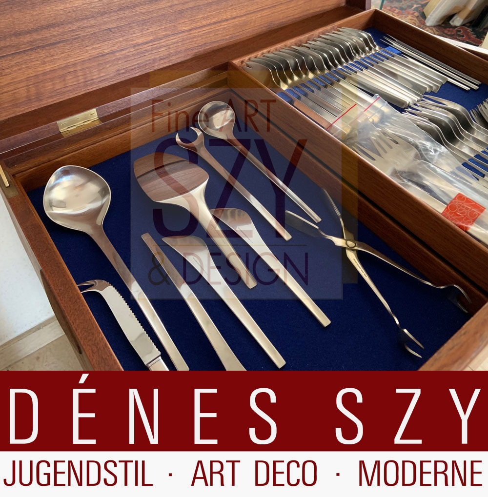 Komplettes Besteck Set für 12 Personen mit Vorlegern, Muster TUJA / TANAQVIL, Entwurf: Magnus Stephensen 1955, Georg Jensen Silberschmiede, Kopenhagen 1950er, Edelstahl, Mid Century Modern, im original 1960er Jahre Teakholz Besteckkasten