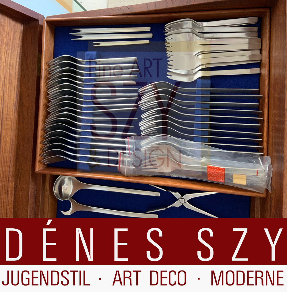 Komplettes Besteck Set für 12 Personen mit Vorlegern, Muster TUJA / TANAQVIL, Entwurf: Magnus Stephensen 1955, Georg Jensen Silberschmiede, Kopenhagen 1950er, Edelstahl, Mid Century Modern, im original 1960er Jahre Teakholz Besteckkasten