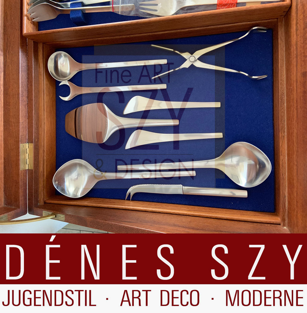 Komplettes Besteck Set für 12 Personen mit Vorlegern, Muster TUJA / TANAQVIL, Entwurf: Magnus Stephensen 1955, Georg Jensen Silberschmiede, Kopenhagen 1950er, Edelstahl, Mid Century Modern, im original 1960er Jahre Teakholz Besteckkasten