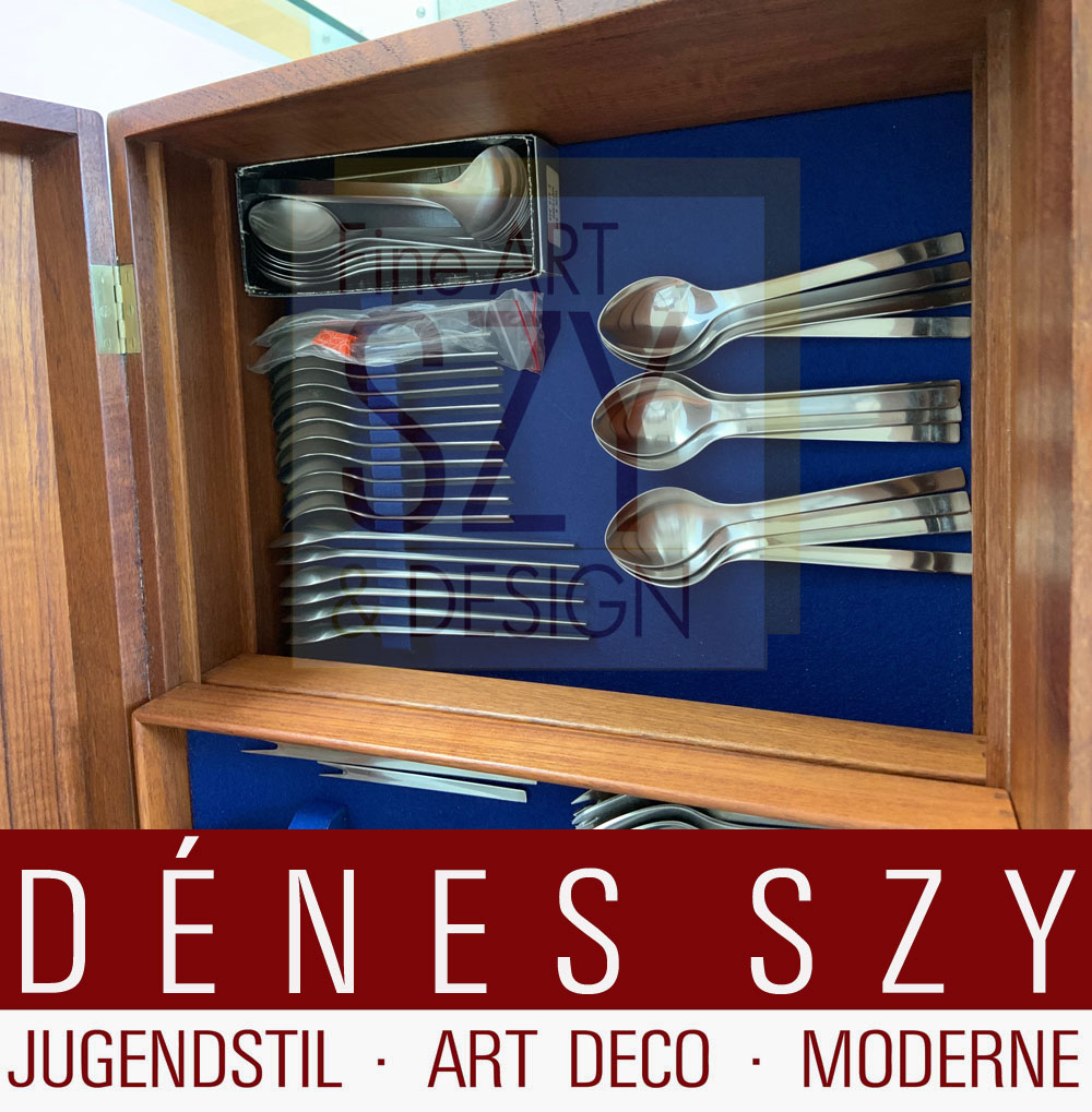 Komplettes Besteck Set für 12 Personen mit Vorlegern, Muster TUJA / TANAQVIL, Entwurf: Magnus Stephensen 1955, Georg Jensen Silberschmiede, Kopenhagen 1950er, Edelstahl, Mid Century Modern, im original 1960er Jahre Teakholz Besteckkasten