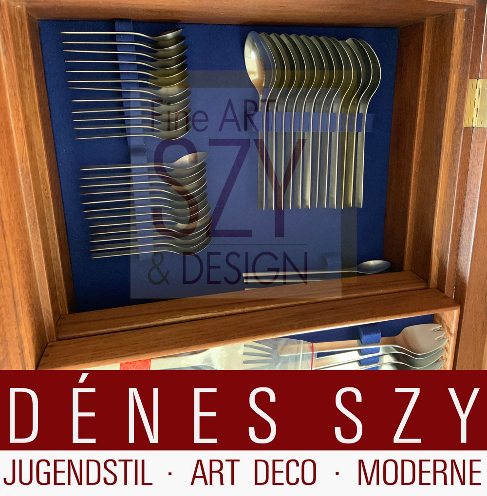Komplettes Besteck Set für 12 Personen mit Vorlegern, Muster TUJA / TANAQVIL, Entwurf: Magnus Stephensen 1955, Georg Jensen Silberschmiede, Kopenhagen 1950er, Edelstahl, Mid Century Modern, im original 1960er Jahre Teakholz Besteckkasten