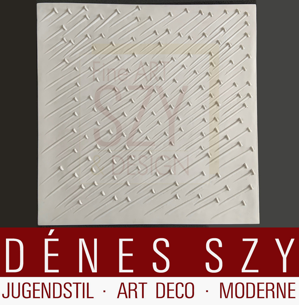 Weisser Regen - “Pioggia bianca”, multiplo. Design: Günther Uecker, Germania, 1968, Rilievo con chiodi, porcellana di bisquit, Esecuzione: Rosenthal AG, Selb, Germania