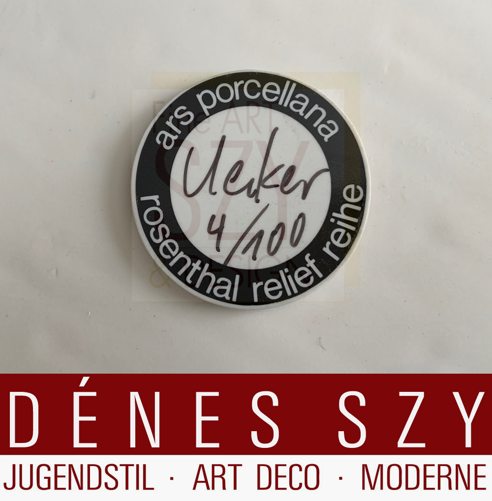 Weisser Regen - “Pioggia bianca”, multiplo. Design: Günther Uecker, Germania, 1968, Rilievo con chiodi, porcellana di bisquit, Esecuzione: Rosenthal AG, Selb, Germania