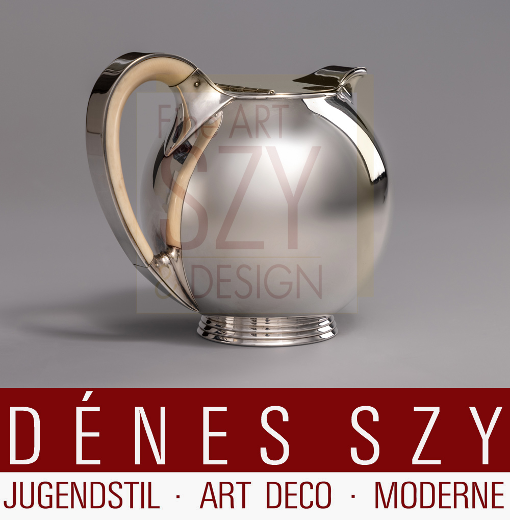 Brocca per acqua calda con coperchio incernierato e contrappeso, Design: Omer de Waegh 1938/39, Esecuzione: Wolfers Freres, Bruxelles Belgio 1939, 835 argento