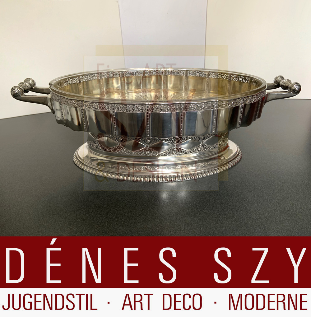 Grande giardiniera Art Nouveau con originale inserto in vetro, Design: Carl Stock intorno al 1910, Esecuzione: Peter Bruckmann e figli, Heilbronn Germania intorno al 1910, Numero modello 11036