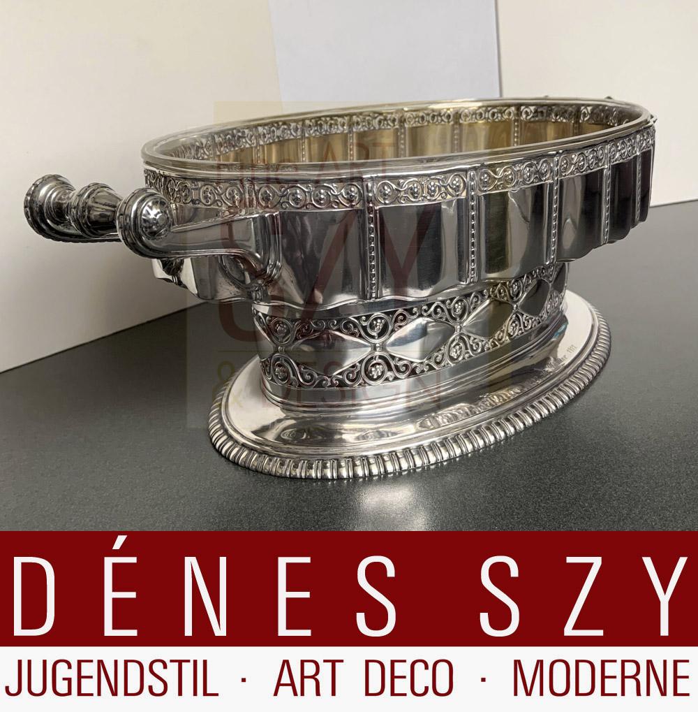 Grande giardiniera Art Nouveau con originale inserto in vetro, Design: Carl Stock intorno al 1910, Esecuzione: Peter Bruckmann e figli, Heilbronn Germania intorno al 1910, Numero modello 11036