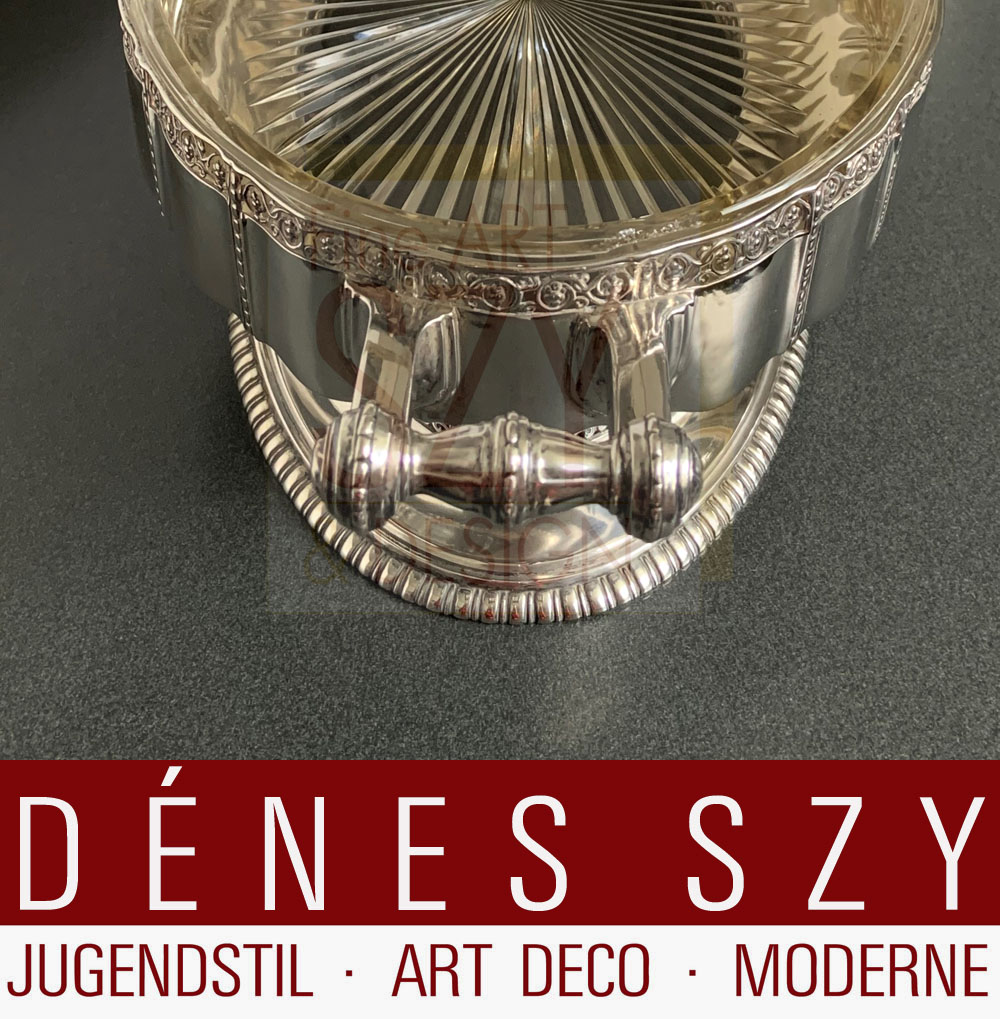 Grande giardiniera Art Nouveau con originale inserto in vetro, Design: Carl Stock intorno al 1910, Esecuzione: Peter Bruckmann e figli, Heilbronn Germania intorno al 1910, Numero modello 11036