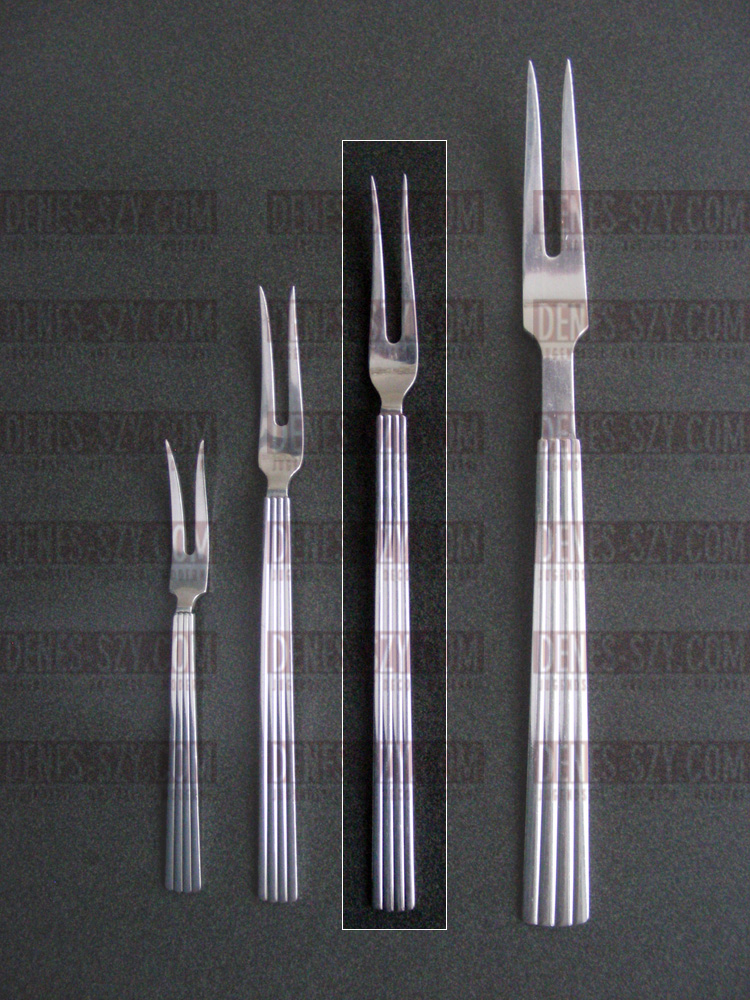 Georg JenseLarge meat fork, model: BERNADOTTE # 9, Design: Sigvard Bernadotte 1939, Execution: Georg Jensen silversmith's, Copenhagen, sterling silvern Silberbesteck Bernadotte, Aufschnittgabel groß