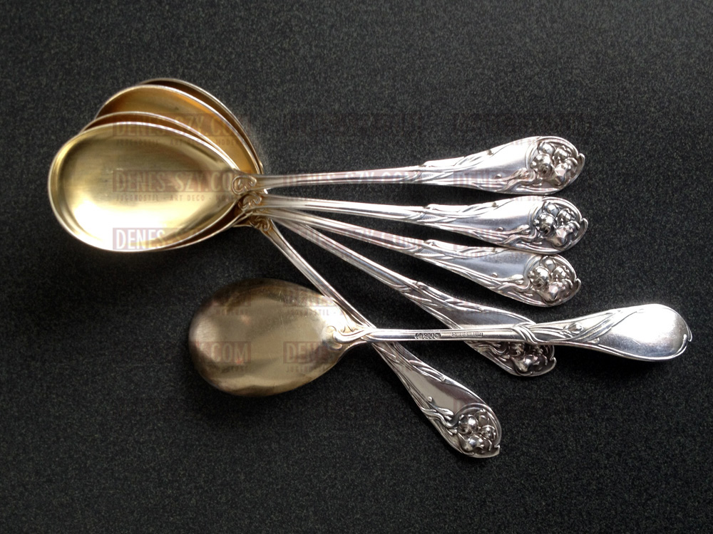 Grande cuillère à glace Art Nouveau de la coutellerie exposition mondiale, Conception et réalisation: Peter Bruckmann et Soehne Silberwarenfabrik, Heilbronn, Allemagne, Réalisé pour l'Exposition Universelle de Paris en 1900. Modèle no. 2401, Motif d'iris