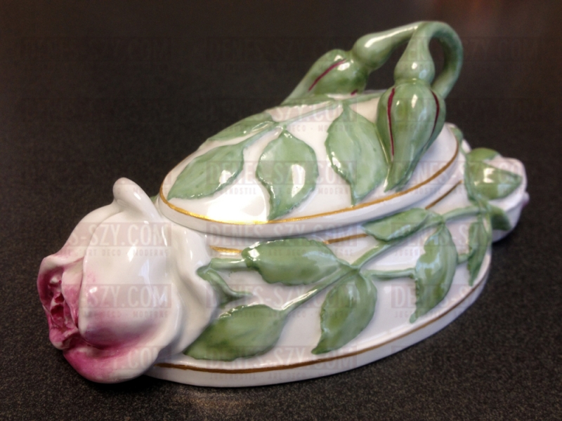 Boîte à aiguilles d'un ensemble de toilette, Meißen 1906, Service de toilette pour chambre de dames, porcelaine de Meissen Art Nouveau, Design: Heinrich Vogeler (peintre, graphiste, architecte) 1905, Co-fondateur de la colonie d'artistes Worpswede - Museum Barkenhoff, Exécution: Manufacture royale de porcelaine Meißen, vers 1905/10