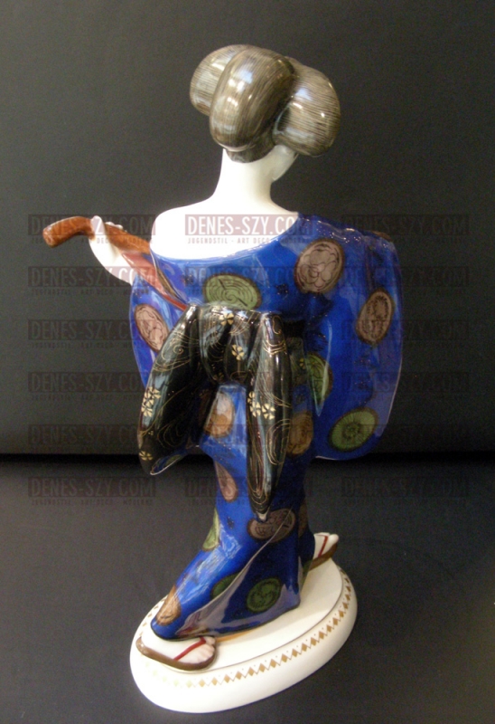 Femme japonaise avec une mandoline du 'train de mariage', Conception: Adolf Amberg, 1904-1908, Exécution: KPM Berlin 1913