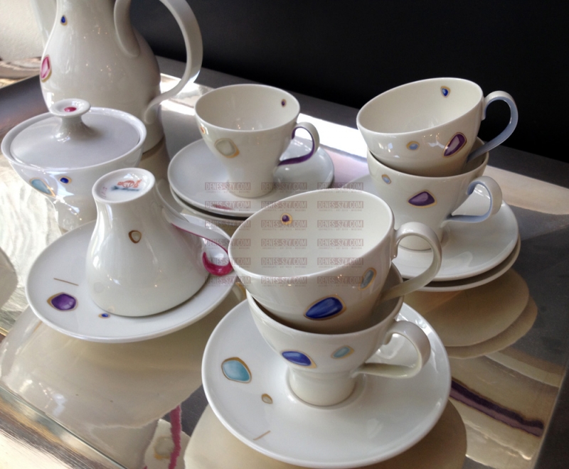 Service moka pour 6 personnes en porcelaine motif "Crocus" à décor pierres précieuses, Dessin: Hubert Griemert 1952, Siegrid von Unruh 1953, Exécution: KPM Berlin, 1950s, Allemagne