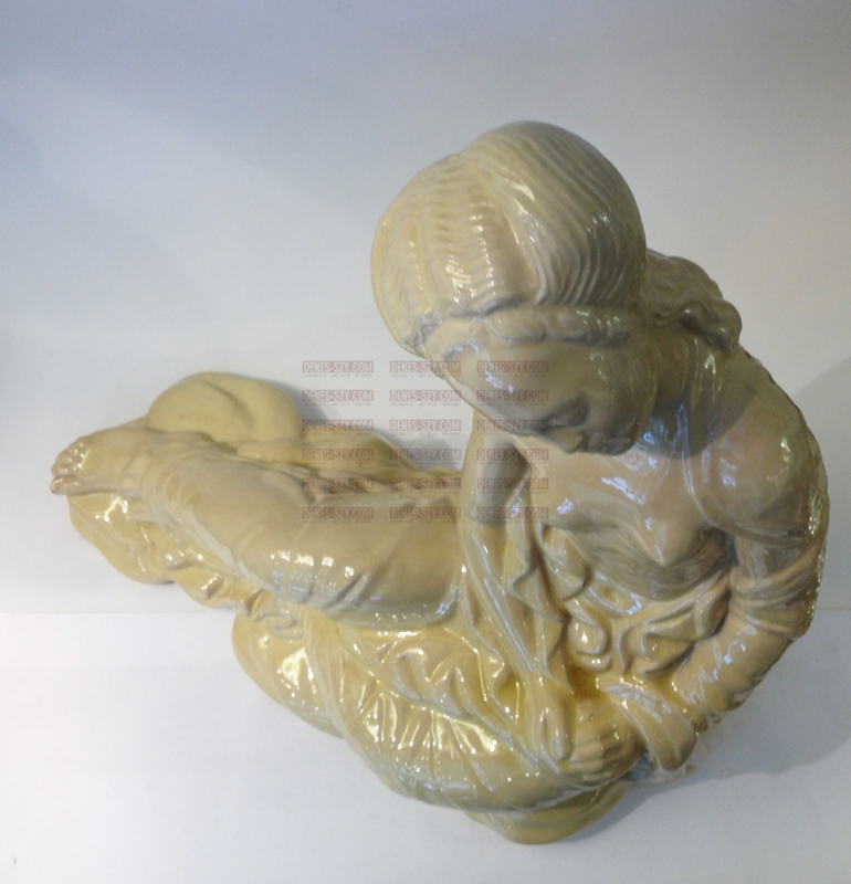 Bernhard Hoetger figura maiolica La Mite. Colonia degli artisti a Darmstadt, Germania