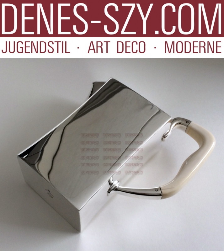 Brocca dell'acqua / brocca # 454, Design: Karl Gustav Hansen 1952, Esecuzione: Hans Hansen Silversmith, Kolding Denmark, Argento sterling, osso